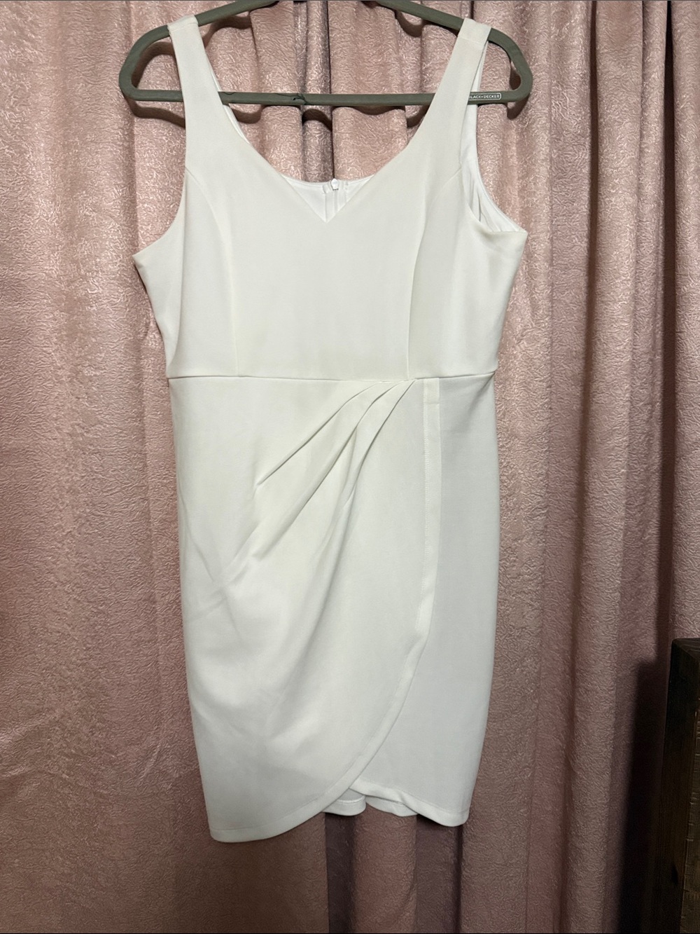 Elegant White Sleeveless V-Neck Sheath Dress